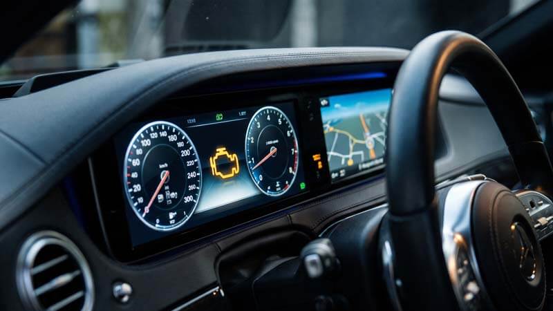 Крупный план приборной панели Mercedes с горящим индикатором Check Engine