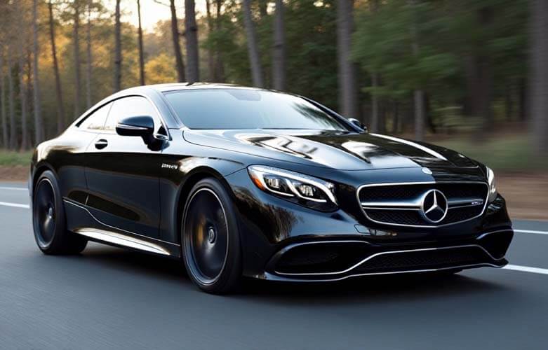 mercedes едет по дороге