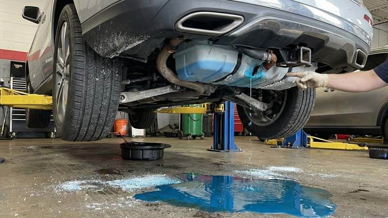 Почему появляется синяя лужа