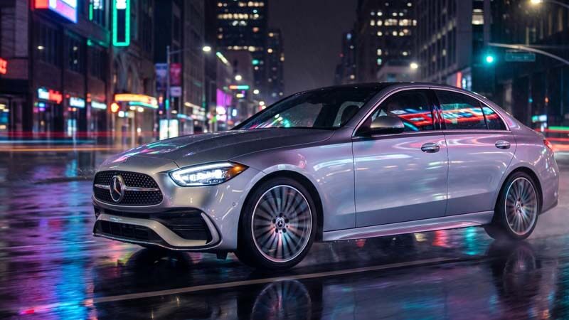 Серебристый Мерседес С класса едет по ночному городу