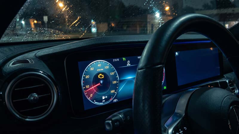 Светящийся индикатор Check Engine на приборной панели Mercedes
