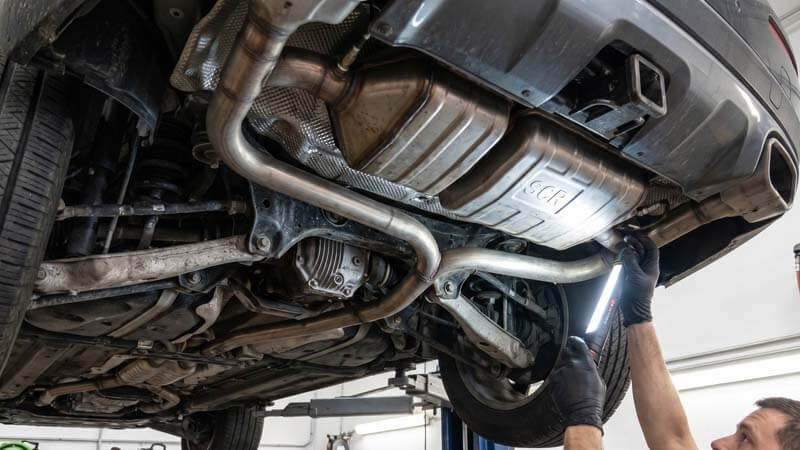 Осмотр выхлопной системы и катализатора SCR автомобиля Mercedes-Benz на подъемнике