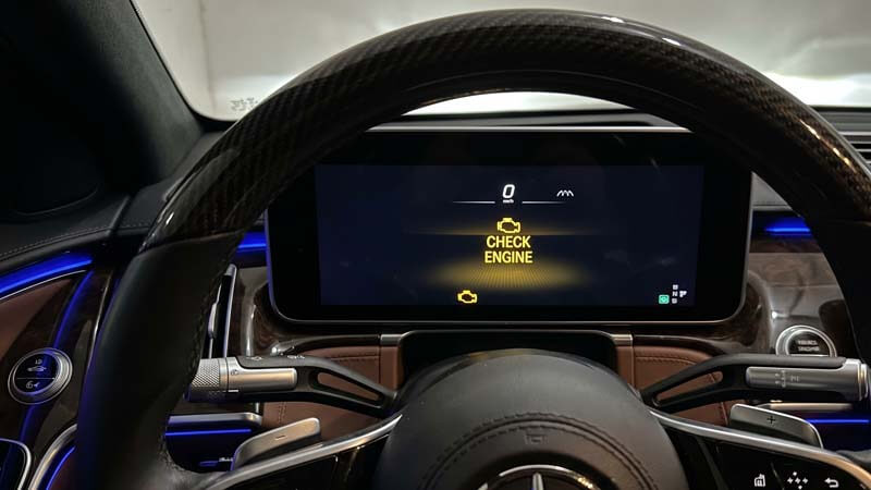 Светящийся индикатор ошибки Check Engine на цифровой приборной панели Mercedes-Benz